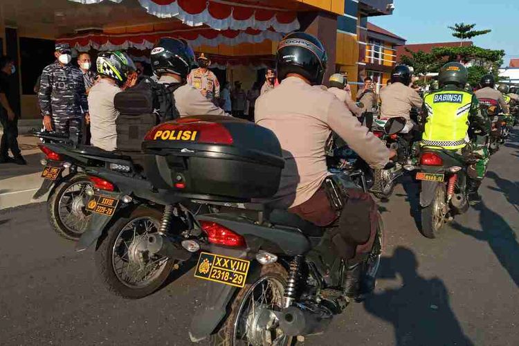 Petugas menggunakan sepeda motor membawa sembako bagi warga kurang mampu terdampak pandemi di Kepulauan Bangka Belitung, Jumat (16/7/2021).