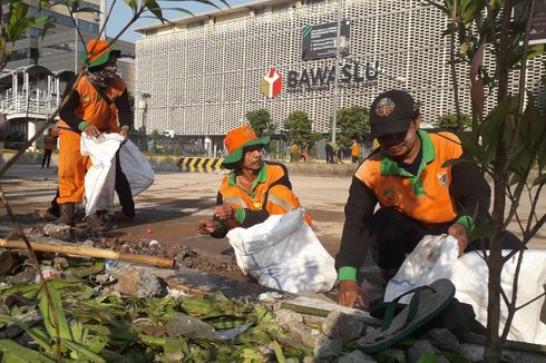 Pasukan Oranye hingga Pasukan Hijau Gotong Royong Bersihkan Sisa Kerusuhan di Sarinah