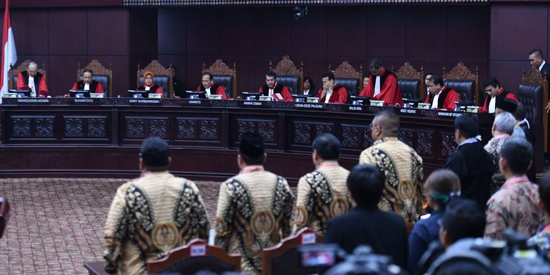 Suasana sidang Perselisihan Hasil Pemilihan Umum (PHPU)  Presiden dan Wakil Presiden 2019 di Gedung Mahkamah Konstitusi, Jakarta, Kamis (27/6/2019). Sidang tersebut beragendakan pembacaan putusan oleh majelis hakim MK. ANTARA FOTO/Hafidz Mubarak/foc.