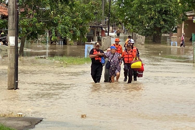 Berulang Kali Kebanjiran, Nenek di Karawang Terpaksa Mengungsi Lagi saat Sawah Baru Ditanami