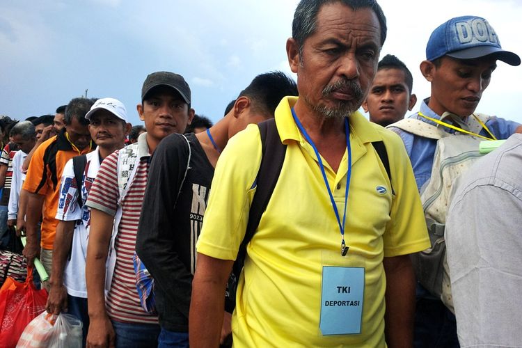Para TKI ilegal dideportasi Pemerintah Malaysia melalui Pelabuhan Tunontaka Nunukan, Kalimatnan Utara, 21 Maret 2018. Kepolisian Resor Nunukan mengamankan dua warga Nunukan yang diduga akan menyelundupkan 8 TKI ilegal ke Malaysia melalui jalur tikus.