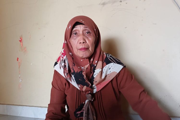 Asniati (60) seorang pensiunan guru TK, saat ditemui dikediamannya di Kecamatan Jaluko, Kabupaten Muaro Jambi
