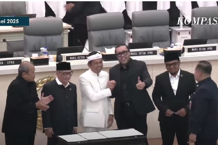 Suasana hangat dan penuh keakraban tampak dalam Rapat Paripurna DPRD Jawa Barat di Bandung, Kamis (22/5/2025). Gubernur Jawa Barat Dedi Mulyadi terlihat berdiri berdampingan dengan Wakil Ketua DPRD Jabar dari Fraksi PDI Perjuangan, Ono Surono. Keduanya tersenyum lebar sambil bersalaman.