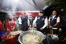 Mensos dan Wamensos Bantu Siapkan Makan Sahur untuk Korban Banjir Bekasi