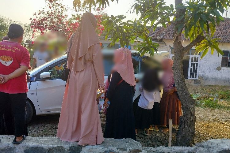 Sejumlah bocah diduga korban pencabulan oknum guru madrasah di Kecamatan Tanjung, Brebes, Jawa Tengah didampingi pihak keluarga berencana melaporkan ke pihak kepolisian menggunakan mobil siaga desa setempat, Rabu (20/9/2023) sore.