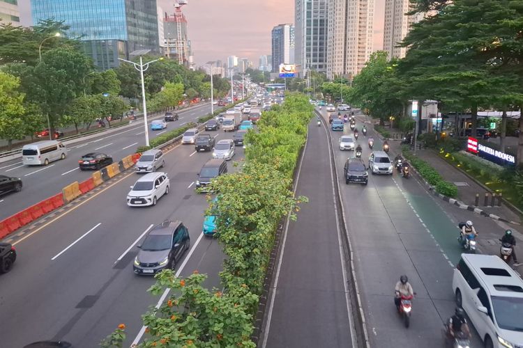Menuju Akhir Pekan, Lalu Lintas Jalan Letjen S Parman Slipi Ramai Lancar