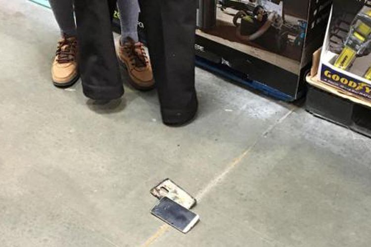 Seorang pengunjung toko Costco di Negara bagian Washington dengan cepat membuka celakanya ketika ponsel yang dikantonginya terbakar.  