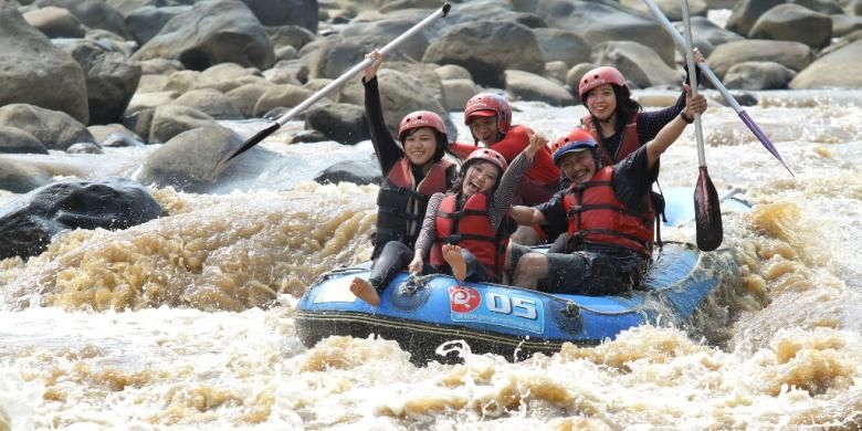 Wisata arung jeram di Kali Progo, Magelang, Jawa Tengah.