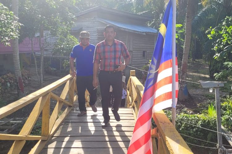 Komisioner KPU Nunukan Kaltara divisi tekhnis penyelenggaraan Pemilu, Abdul Rahman (kemeja kotak kotak) memimpin Pantarlih melakukan coklit perdana di pemukiman WNI di perbatasan darat RI Malaysia, di Pulau Sebatik