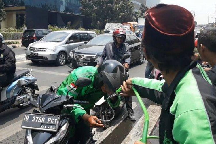 Warga menyediakan air bersih untuk membantu warga yang keperihan terkena sisa gas air mata di Jalan Pejompongan, Jakarta Pusat, Selasa (1/10/2019).