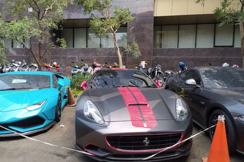 Mobil Ferrari Indra Kenz yang Disita Polisi Tiba di Bareskrim, Begini Penampakannya