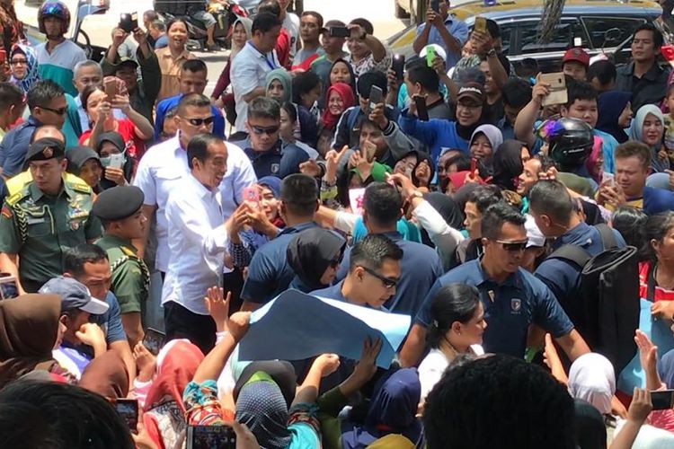 Presiden Joko Widodo saat blusukan di Pasar Pagi, Kota Pangkalpinang, Bangka Belitung, Kamis (14/2/2019).