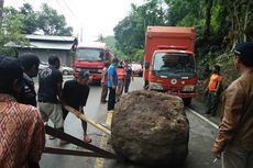 Batu Besar Jatuh ke Jalan, Akses Padang-Pesisir Selatan Terganggu 5 Jam