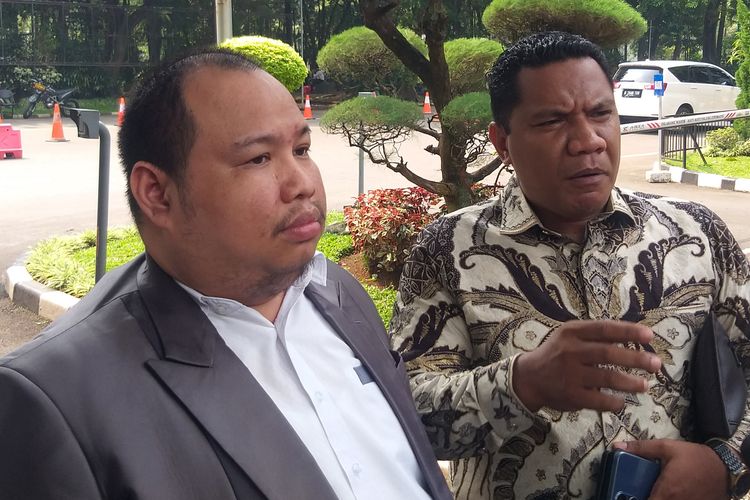 Tim kuasa hukum politisi Didi Mahardika, Ferdian Sutanto dan Yunus Rotestu mengecek perkembangan laporan terhadap sebuah stasiun televisi karena tidak terima Cita Citata disebut pelakor, di Dirkrimsus, Polda Metro Jaya, Jakarta, Senin (22/5/2023).