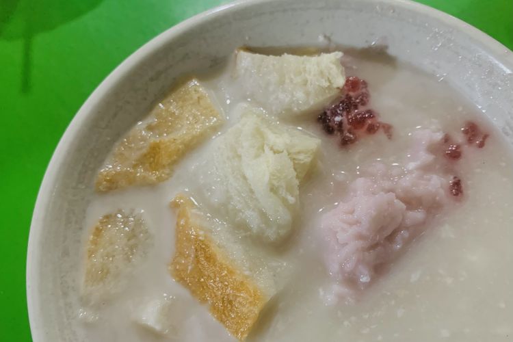 Salah satu menu pilihan kuliner legendaris Ronde Titoni, angsle yang berisikan petulo, mutiara, kacang hijau, ketan dan roti yang disiram dengan santan.