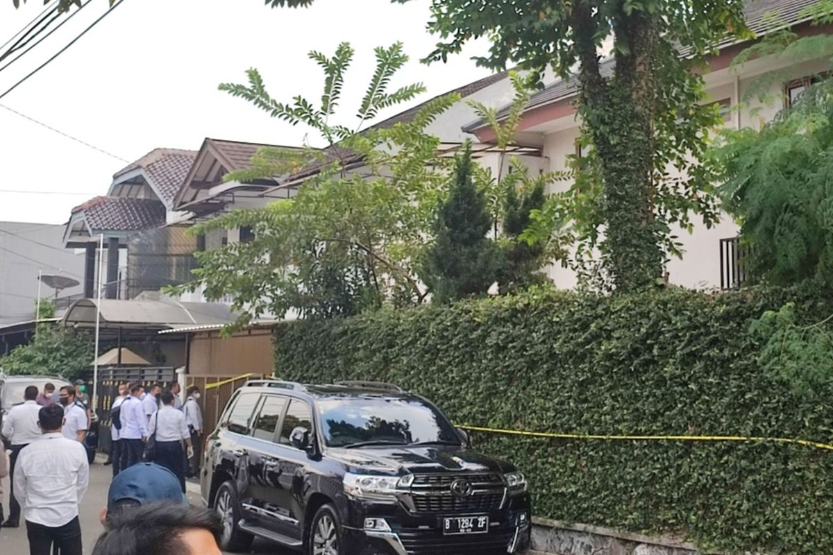Anggota polisi kembali mendatangi rumah dinas Irjen Ferdy Sambo di Duren Tiga, Pancoran, Jakarta Selatan, Senin (1/8/2022). 
