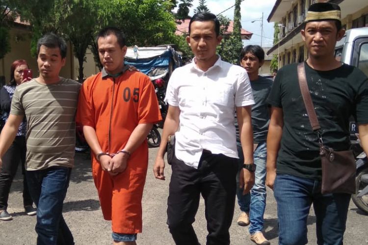 Joni Saputra (36) oknum sipir di Lembaga Pemasyarakatan (Lapas) Merah Mata Palembang, yang menjadi pelaku penganiayaan hingga menewaskan napi bernama Bisan saat berada di Polda Sumsel, Senin (9/7/20180