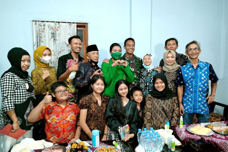 Jenderal Andika Perkasa dan istri berfoto bersama keluarga di Kota Blitar 21 Oktober lalu