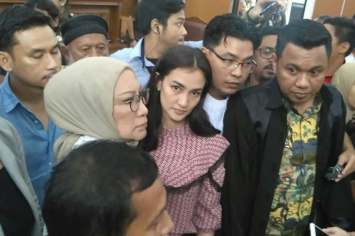 Ratna Sarumpaet didampingi Atiqah Hasiholan dan kuasa hukumnya usai divonis dua tahun penjara atas kasus penyebaran berita bohong atau hoaks di Pengadilan Negeri Jakarta Selatan, Ampera, Cilandak, Kamis (11/7/2019).