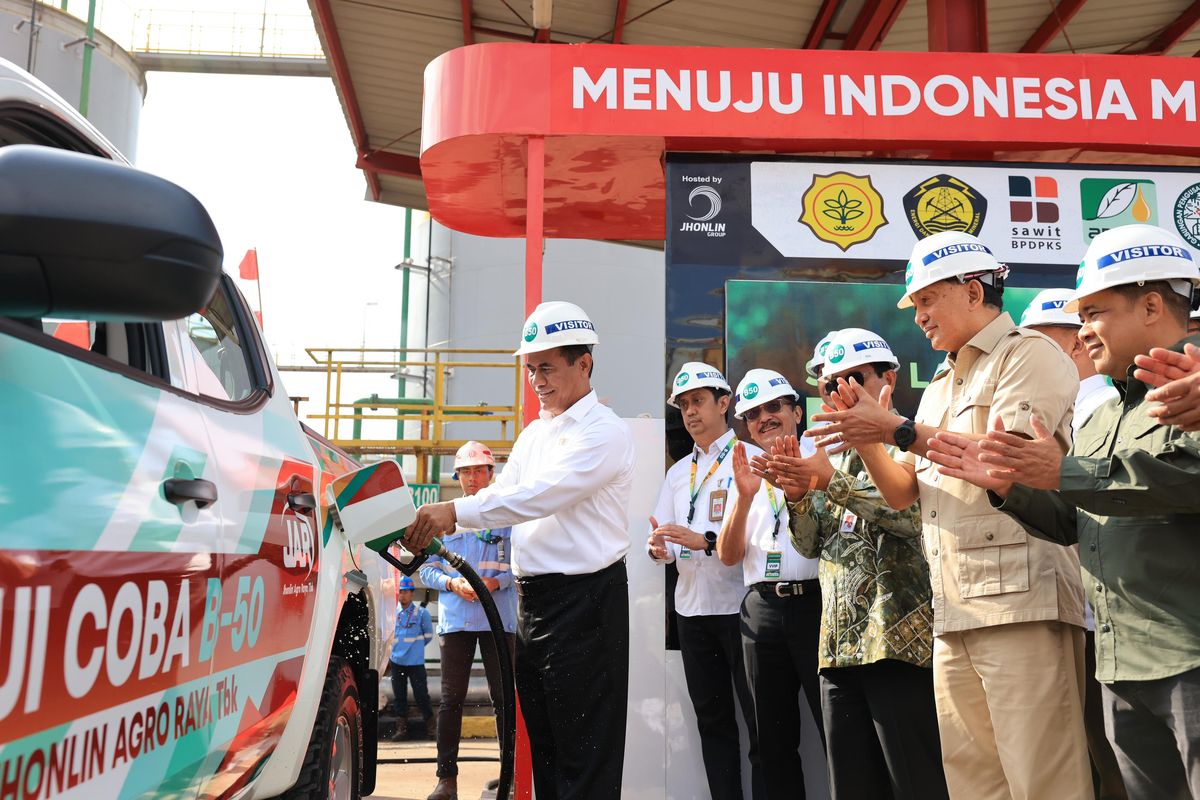 Menteri Pertanian Andi Amran Sulaiman mengikuti peluncuran implementasi biodiesel B50 di pabrik biodiesel PT Jhonlin Agro Raya di Batulicin, Kabupaten Tanah Bumbu, Kalimantan Selatan, Minggu (18/8/2024).