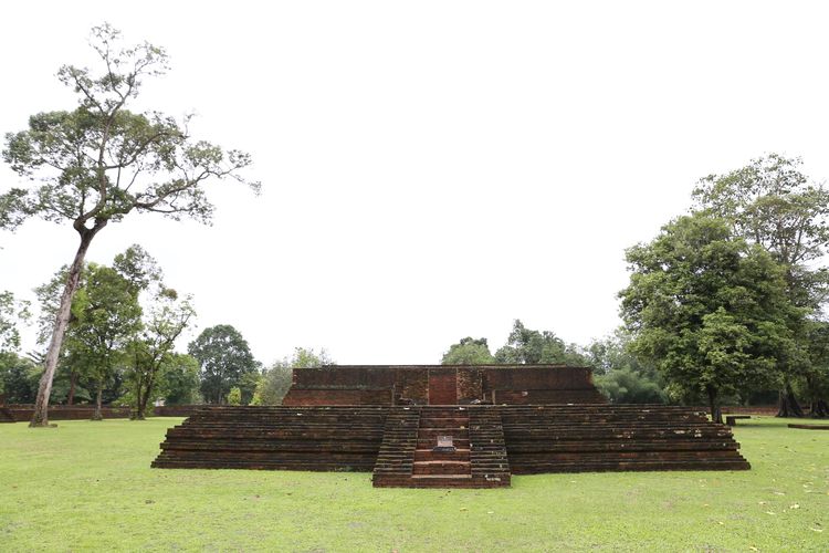 Candi Kedaton di kawasan percandian Muara Jambi.