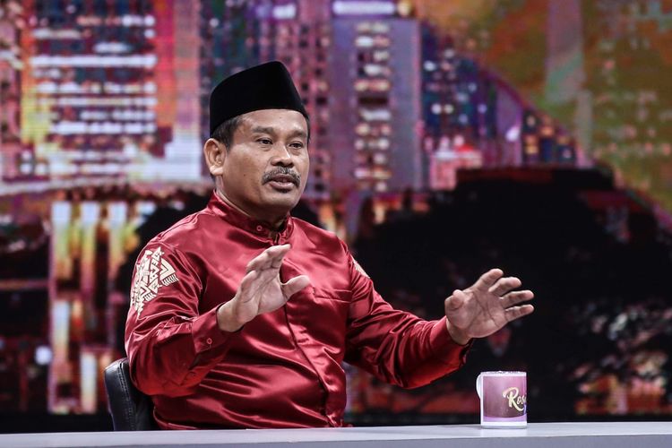 Calon presiden fiktif nomor 10, Nurhadi tampil di acara live Rosi di Studio Kompas TV di Menara Kompas, Palmerah, Jakarta Barat, Kamis (10/1/2019). Nurhadi bersama Aldo, merupakan pasangan capres-cawapres fiktif yang hadir di tengah persaingan pilpres 2019.