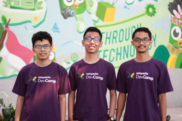 Dion Saputra (Institut Teknologi Bandung), Ridwan Afwan Karim Fauzi (Institut Teknologi Bandung), dan Azzam Jihad Ulhaq (Institut Teknologi Sepuluh November) berhasil menjadi pemenang pertama Hackaton Devcamp Tokopedia 2019 pada 26-31 Agustus 2019.