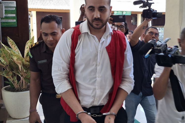 Mohamed Rifai (27), pria berkewarganegaraan Australia, usai menjalani sidang atas kasus penganiayaan di Pengadilan Negeri (PN) Denpasar, pada Selasa (3/6/2025). KOMPAS.com/ Yohanes Valdi Seriang Ginta