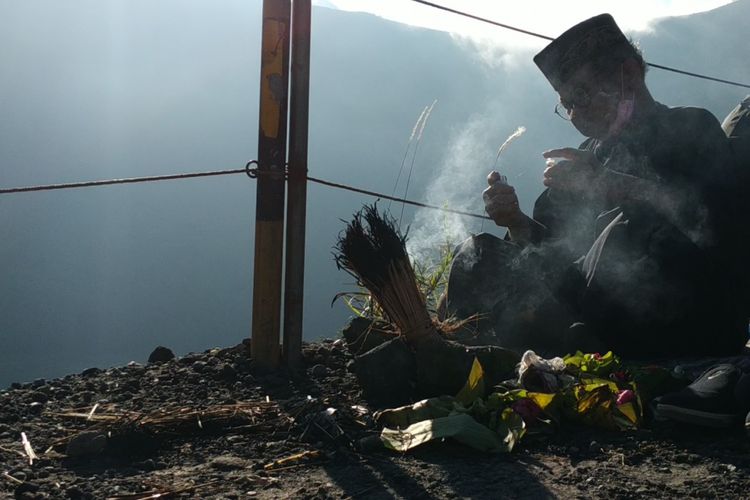 Mbah Ronggo juru kunci Gunung Kelud Kabupaten Kediri, Jawa Timur, saat menggelar ritual Larung Sesaji di kawasan Gunung Kelud, Selasa (1/9/2021).
