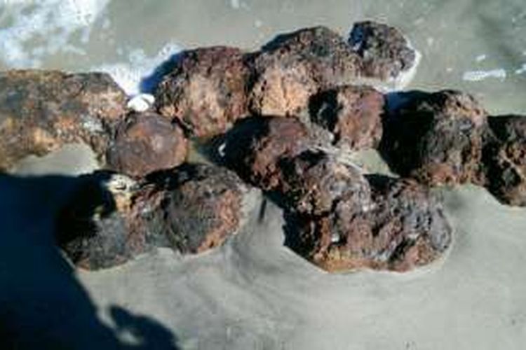 Sebanyak 15 peluru meriam sisa perang saudara di AS ditemukan di pantai South Carolina pasca hantaman Badai Matius.  