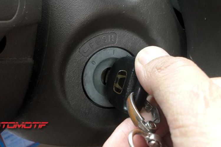 Ilustrasi menyalakan atau starter mobil menggunakan anak kunci.