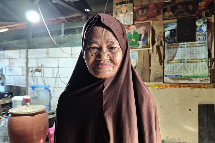 Ketika Lansia Menjadi Tulang Punggung Keluarga, Kisah Barniah dari Loa Buah