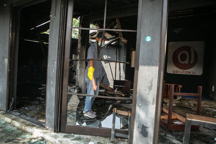 Anggota polisi melakukan olah tempat kejadian perkara kericuhan di Babarsari, Sleman, DI Yogyakarta, Senin (4/7/2022). Kericuhan yang terjadi antara dua kelompok masyarakat tersebut merupakan buntut dari kasus penganiayaan yang terjadi di sebuah tempat karaoke di Babarsari.