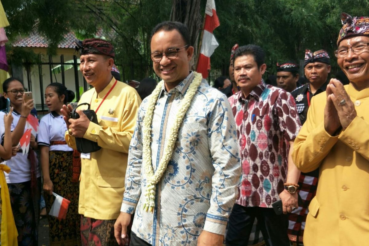 Gubernur DKI Jakarta Anies Baswedan didampingi pengelola Pura Chandra Prabha (kiri-kanan) dan Wakil Wali Kota Jakarta Barat M.Zen dalam menghadiri acara Pesantian dan Geguntangan pada Minggu (11/11/2018).