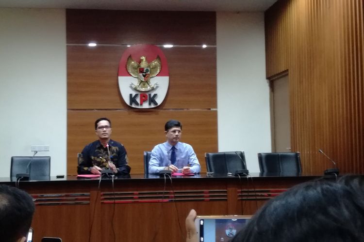 Juru Bicara KPK Febri Diansyah dan Wakil Ketua KPK Laode M Syarif dalam konferensi pers di Gedung Merah Putih KPK, Jakarta, Senin (29/4/2019)