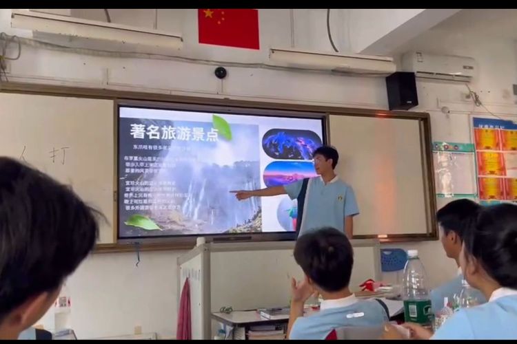 Saat Pelajar Asal Lumajang Perkenalkan Tumpak Sewu ke Teman Kelasnya di China