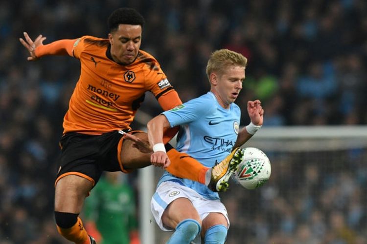 Pemain Manchester City, Oleksandr Zinchenko (kanan), berduel dengan pemain Wolverhampton Wanderers, Helder Costa, dalam laga babak keempat Piala Liga Inggris di Stadion Etihad, Manchester, pada 24 Oktober 2017.