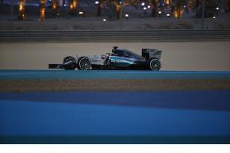 Pebalap Mercedes asal Inggris, Lewis Hamilton, memacu mobilnya pada sesi kualifikasi GP Bahrain di Sakhir, Sabtu (18/4/2015).