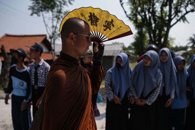 Biksu menjalankan ritual thudong kembali melanjutkan perjalanan dari Kota Tegal menuju Pemalang, Jawa Tengah, Rabu (24/5/2023). Sebanyak 32 biksu jalan kaki dari Thailand menuju Candi Borobudur untuk meyambut Hari Raya Waisak.