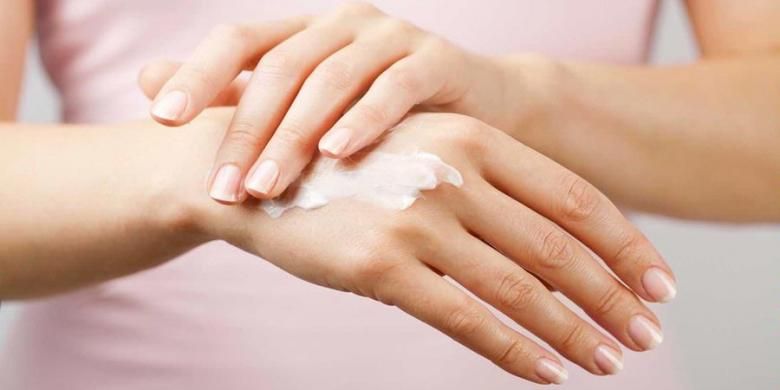Pemakaian krim tangan bisa membantu mengurangi kerusakan kulit.