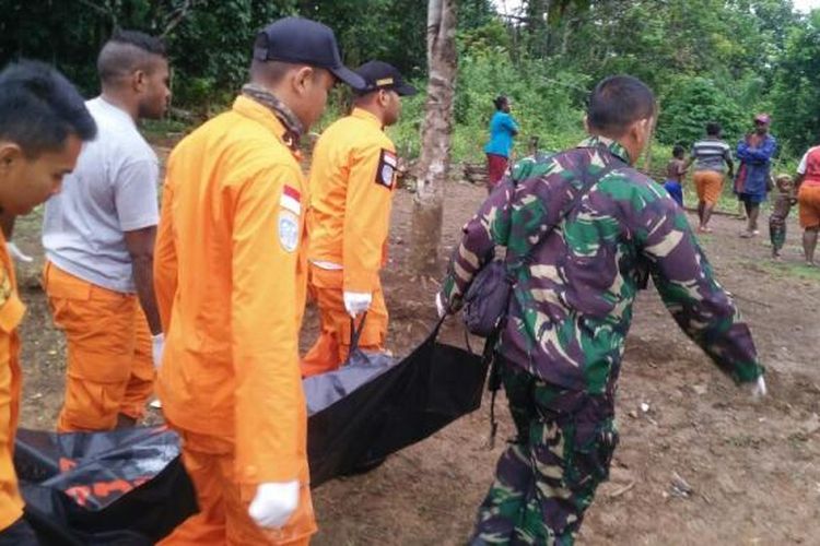 Tim SAR gabungan saat mengevakuasi korban yang tewas terseret banjir di Sungai Kampung Duwin, Distrik Warmare, Rabu (15/2/2017).
