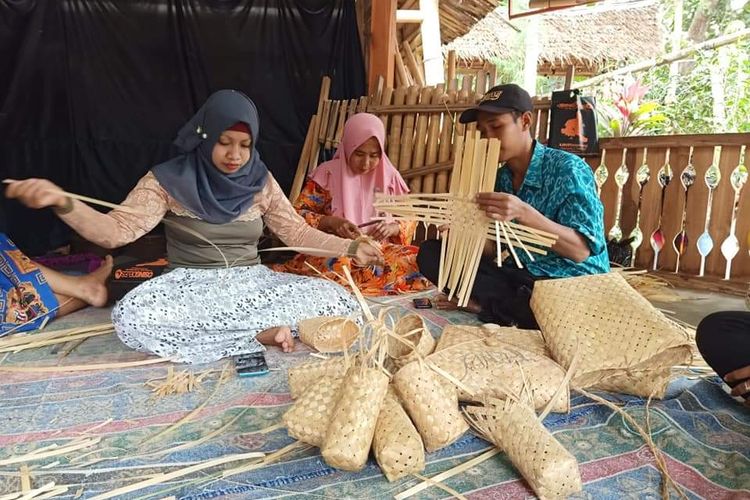 Warga Papring, Banyuwangi belajar membuat anyaman bambu untuk tas