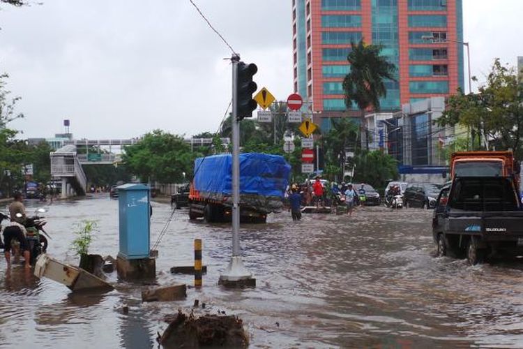 Banjir Green Garden Surut, Transjakarta Masih Dialihkan