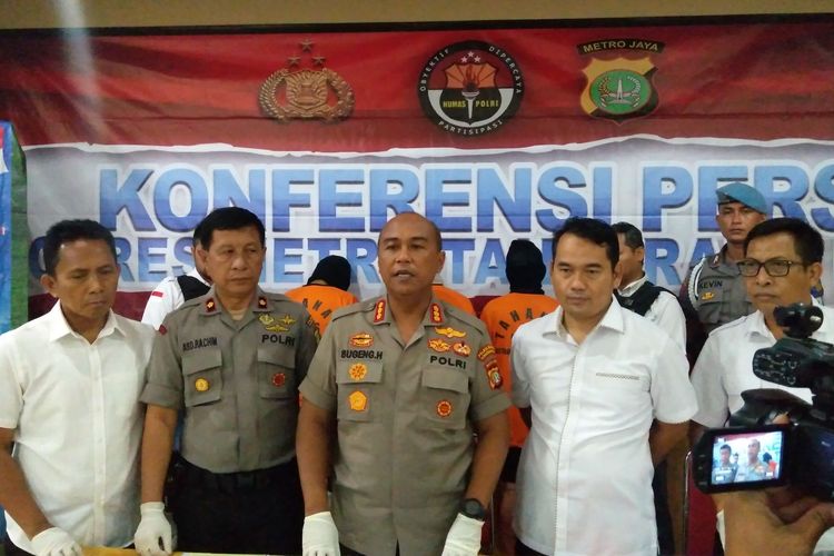 Kapolres Metro Tangerang Kota (tengah) merilis pelaku kerajaan fiktif King of The King di Polres Metro Tangerang Kota, Senin (3/2/2020)