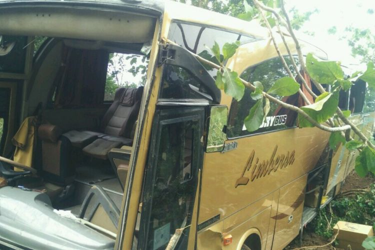 Bus Limbersa yang membawa rombongan wisatawan asal Palembang masuk jurang di Imogiri, Bantul, Yogyakarta.