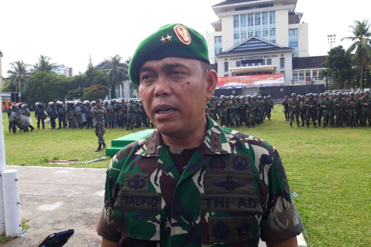 Pangdam XVI Pattimura, Mayjen TNI Marga Taufiq saat memberikan keterangan kepada waratwan di Lapngan Merdeka Ambon, Kamis (7/2/2019)