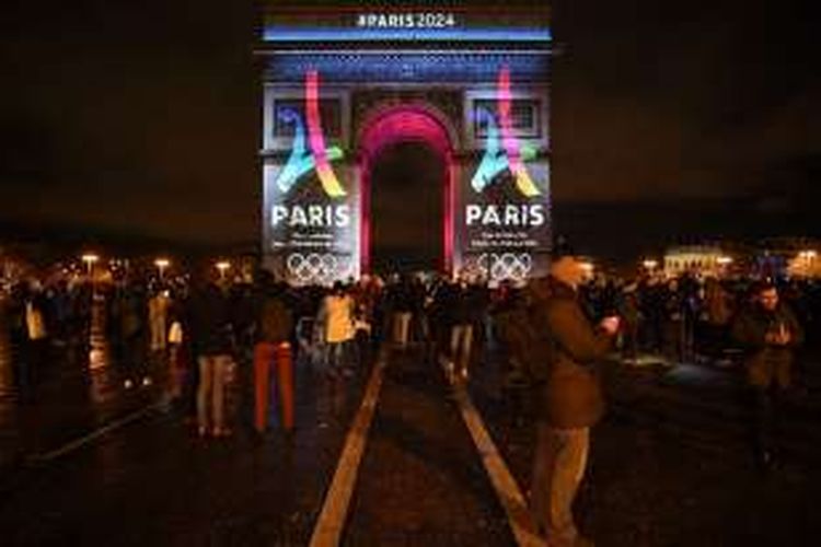 Peluncuran logo kampanye Paris sebagai tuan rumah Olimpiade 2024 di Arc de Triumph, Selasa (9/2/2016). 