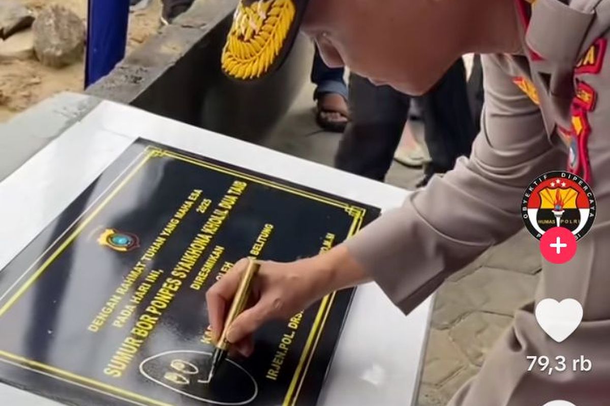 Kapolda Bangka Belitung Irjen Hendro Pandowo membubuhkan tanda tangan dengan emoji senyum saat peresmian sumur bor di pesantren Desa Batu Belubang, Bangka Tengah, Kamis (17/4/2025).