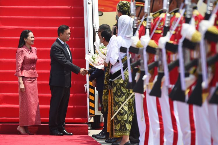Perdana Menteri Kamboja Hun Manet beserta pendamping dan rombongan tiba di Bandara Internasional Soekarno-Hatta, Tangerang, Senin (4/9/2023) untuk mengikuti rangkaian Konferensi Tingkat Tinggi (KTT) ke-43 ASEAN yang digelar pada pekan ini.