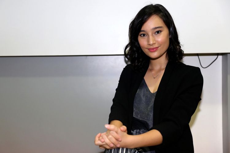 Tatjana Saphira berpose usai wawancara di kantor Redaksi Kompas.com, Palmerah Selatan, Jakarta Pusat, Jumat (31/3/2017).